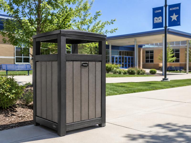 Thùng rác Composite với kết cấu cứng chắc, chịu được nắng mưa là giải pháp lý tưởng cho các khu vực sân trường ngoài trời. 