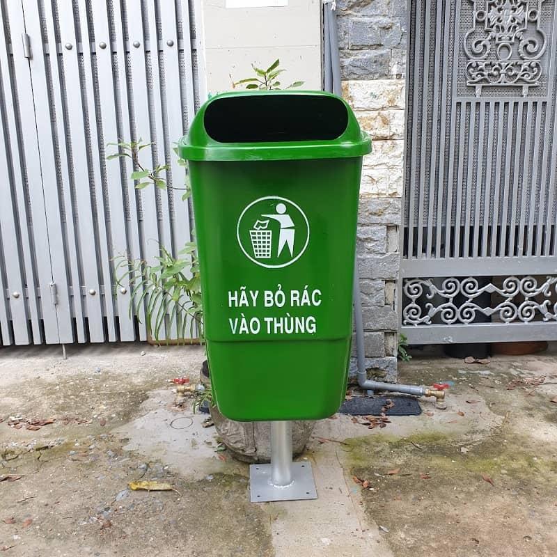 Thùng rác chất liệu composite nhẹ, không gỉ và chịu nắng mưa tốt, lý tưởng để bố trí ngoài trời tại công viên hoặc vỉa hè.