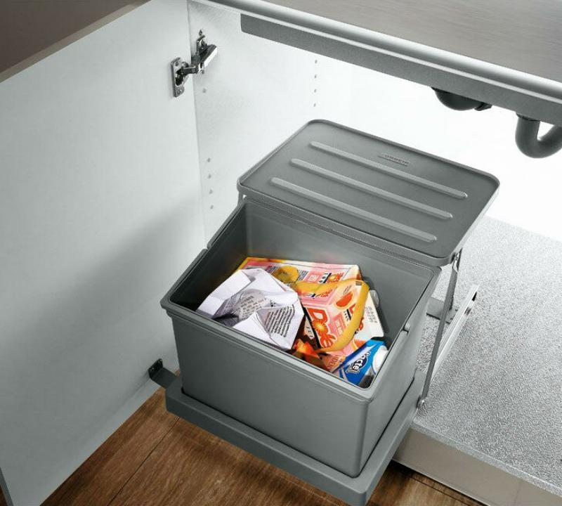 Thùng rác âm tủ ray trượt giúp người dùng kéo thùng ra ngoài để bỏ rác thuận tiện
