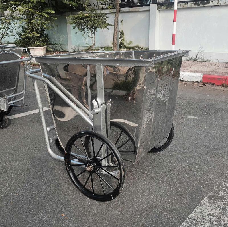 Thùng rác inox có bánh xe với kết cấu chắc chắn giúp nhân viên vệ sinh di chuyển lượng rác lớn một cách nhẹ nhàng.