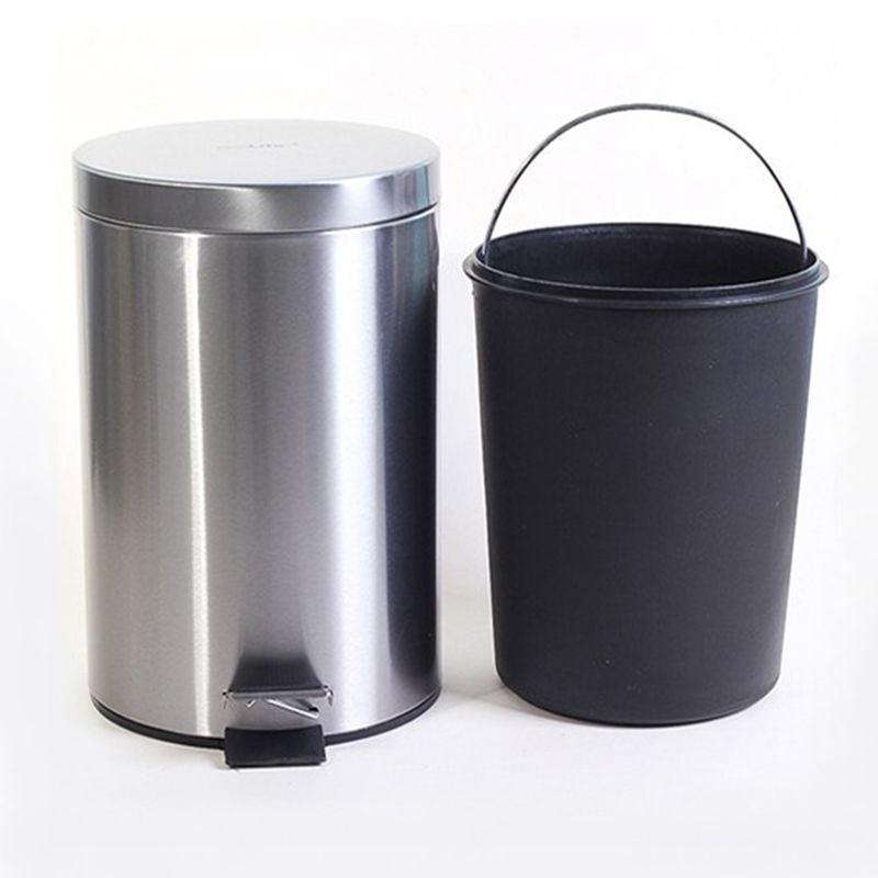 Thùng rác inox đạp chân giúp đóng mở dễ dàng mà không cần chạm tay trực tiếp, đảm bảo an toàn vệ sinh.