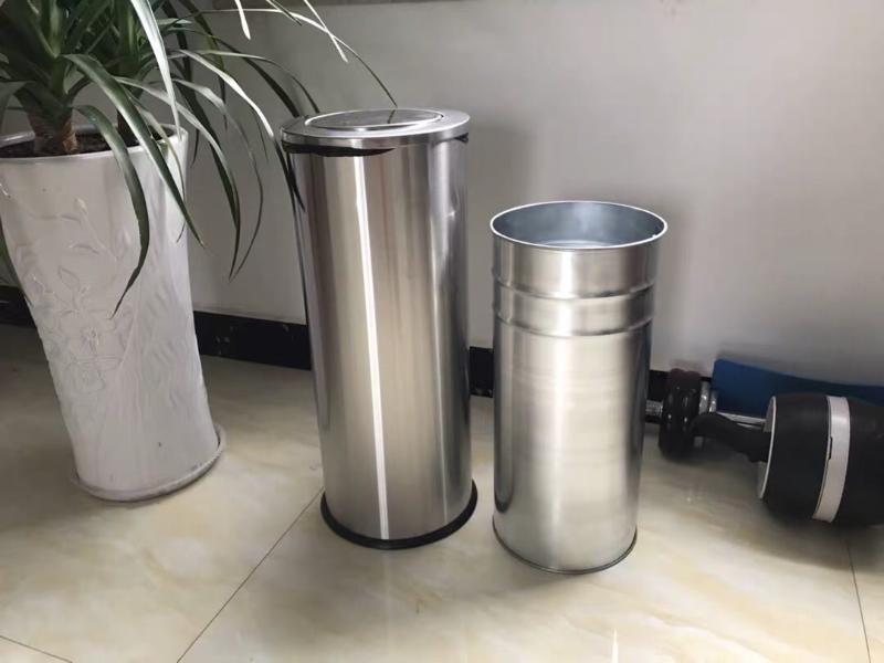 Thùng rác inox mang lại vẻ đẹp sang trọng, hiện đại và độ bền cao, đặc biệt là các dòng inox 304 có khả năng chống gỉ sét tốt.