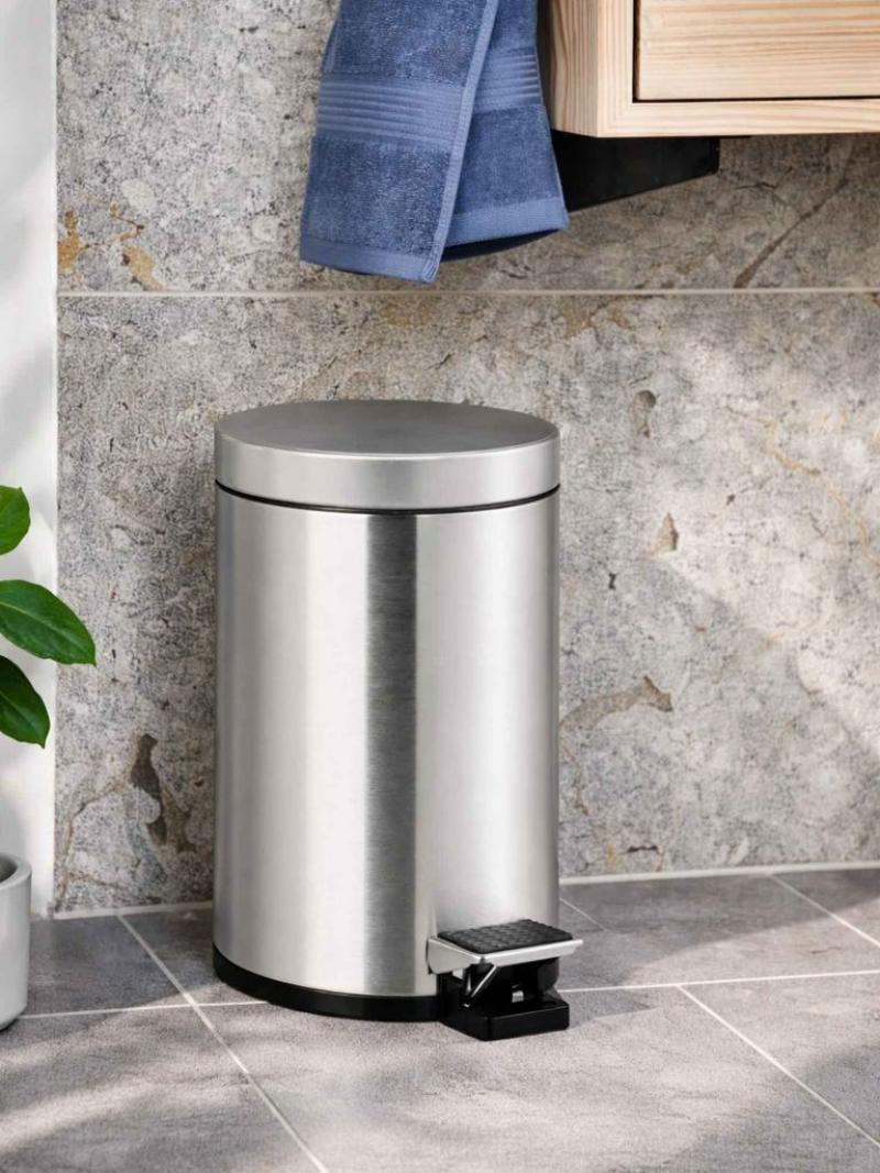 Thùng rác inox đạp chân thể hiện chất liệu sản xuất thùng rác phù hợp với không gian trong nhà 