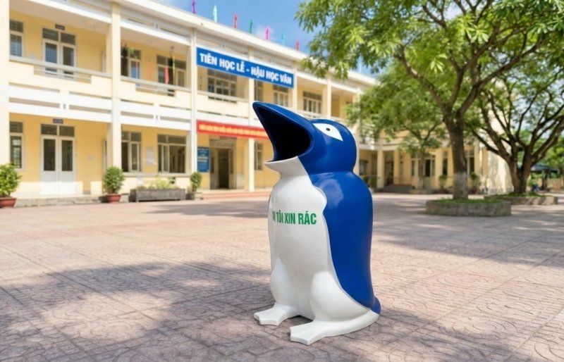 Thùng rác ngoài trời hình thú chim cánh cụt nhựa composite siêu bền cho trường mầm non