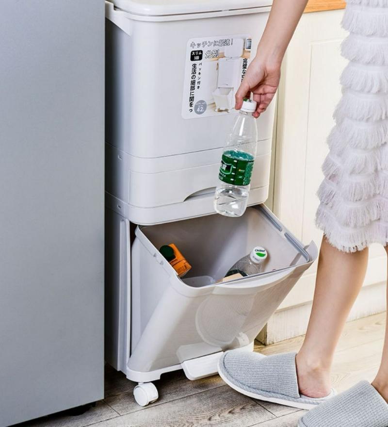 Thùng Rác 3 Tầng có ngăn nghiêng đạp chân, giúp bỏ chai lọ nhanh chóng và sạch sẽ