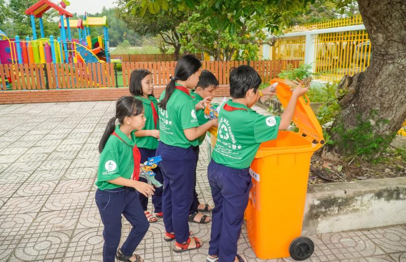 Thùng rác nhựa HDPE có ưu điểm nhẹ, độ bền tốt, dễ vệ sinh, là lựa chọn phổ biến cho các lớp học và hành lang. 