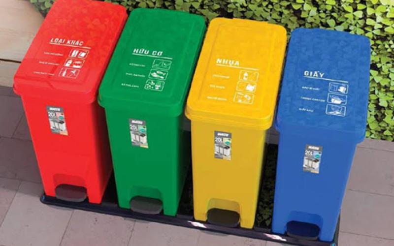 Thùng rác 4 ngăn được ứng dụng tại sân bay, bệnh viện và khu công nghiệp nhằm phục vụ việc phân loại rác thải chi tiết hơn.