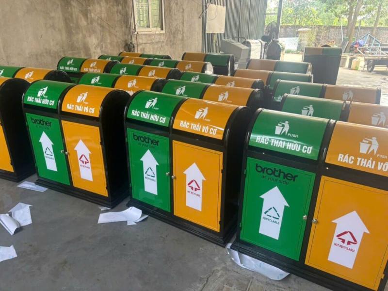 Thùng Rác Thép Sơn Tĩnh Điện 9 Thiết kế 2 ngăn thông minh giúp người dùng dễ dàng phân loại rác thải tại nguồn.