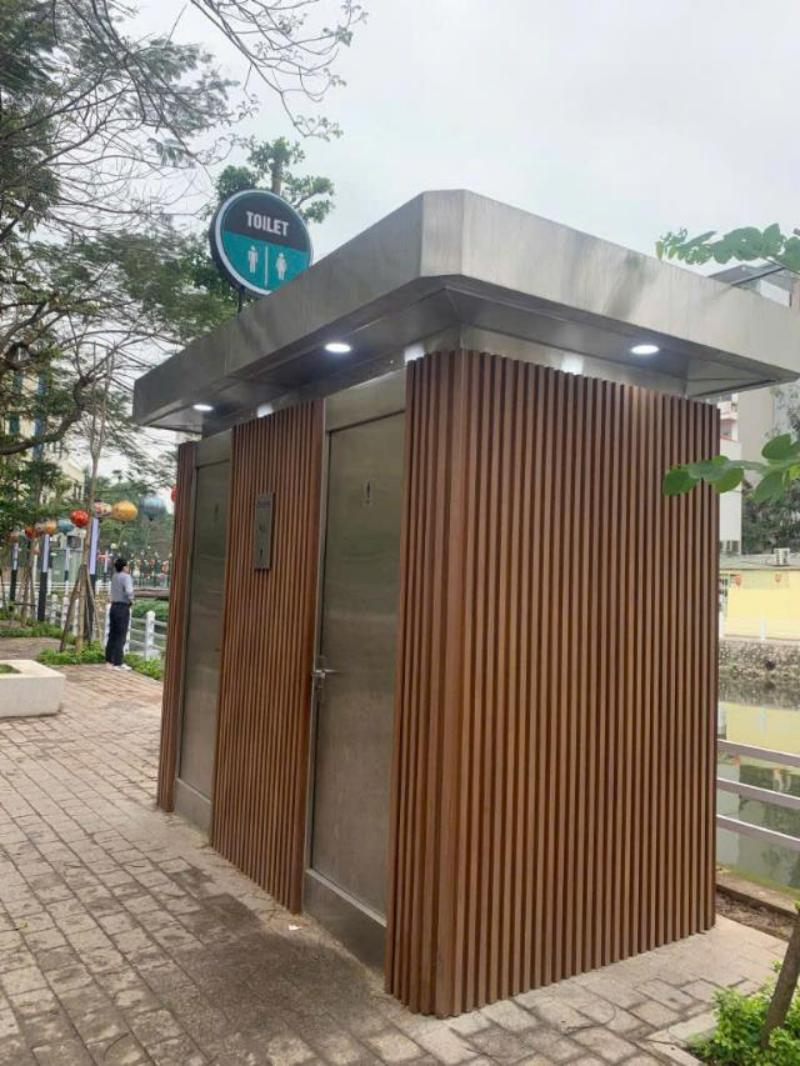 Mẫu nhà vệ sinh công cộng ốp lam giả gỗ hiện đại, phù hợp công viên và không gian đô thị 