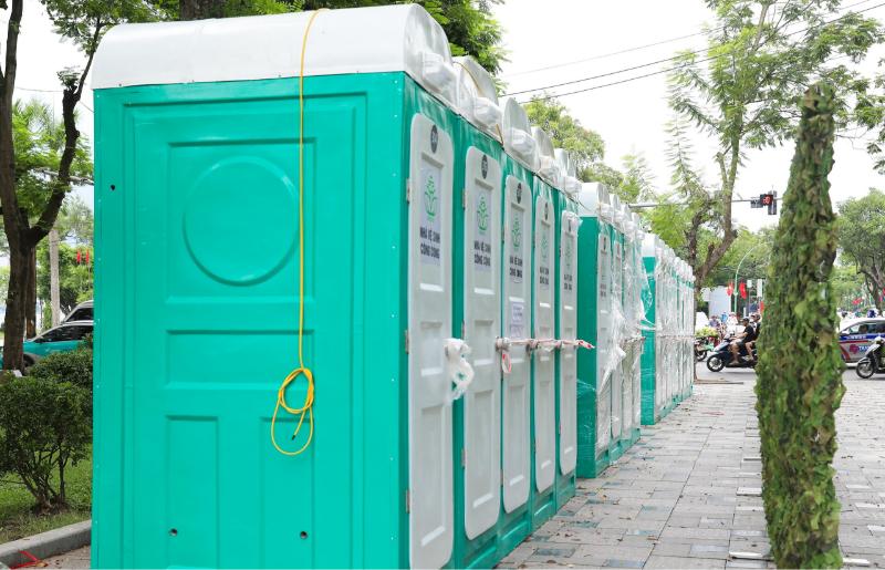 Hệ thống nhà vệ sinh lưu động tại hà nội được bố trí dọc tuyến phố để phục vụ các sự kiện đông người
