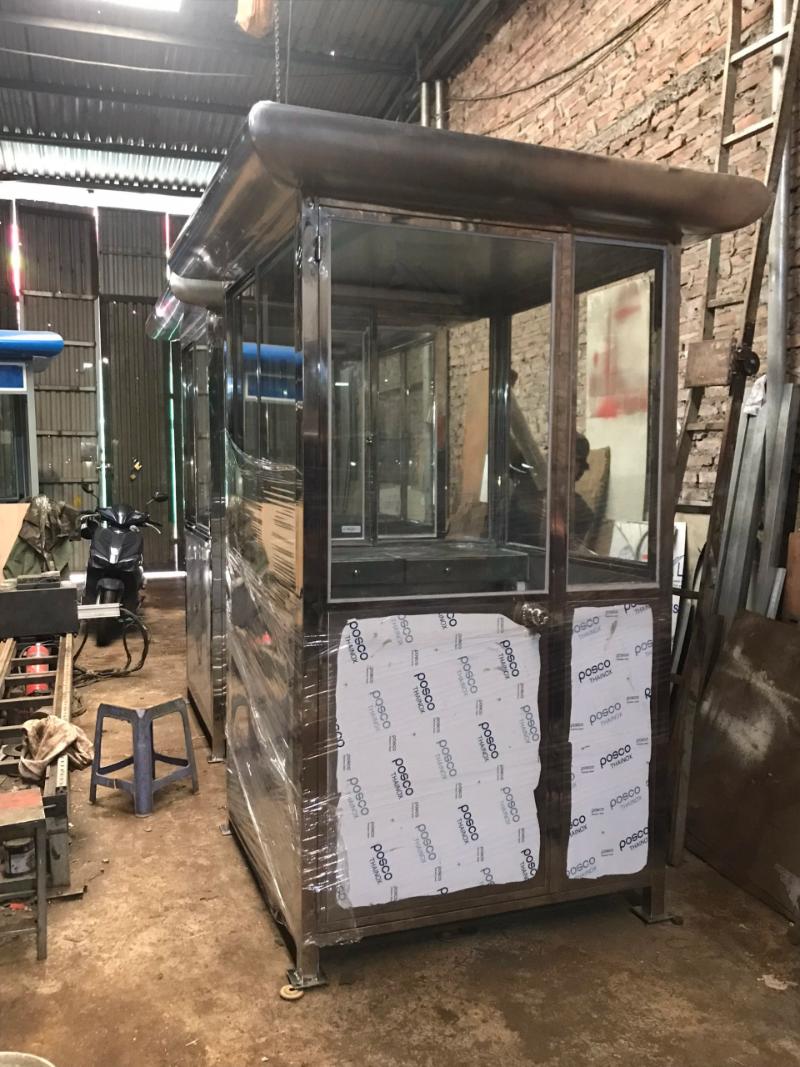 Bốt bảo vệ công trường inox kính được gia công chắc chắn, tăng khả năng quan sát và độ bền khi sử dụng 
