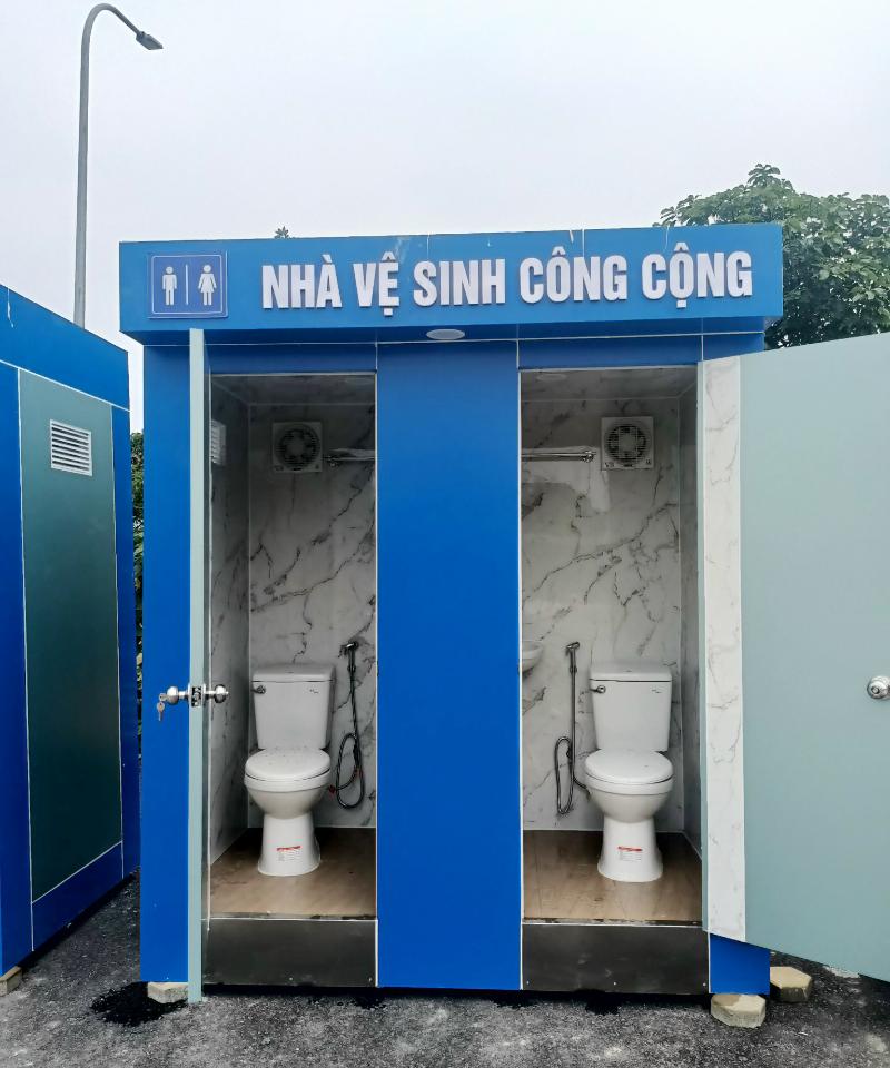 Mẫu nhà vệ sinh công cộng hai phòng rộng rãi, trang bị bồn cầu và hệ thống thông gió tiện nghi