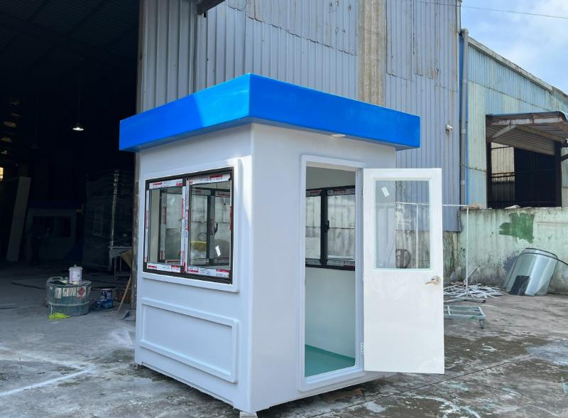 Bốt bảo vệ composite (FRP) nguyên khối cách nhiệt tốt, phủ lớp Gelcoat chống tia UV bền màu dưới nắng gắt.