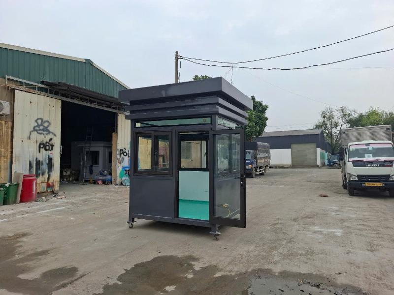 Bốt bảo vệ công trường di động kiểu hiện đại, tích hợp bánh xe giúp dễ dàng thay đổi vị trí sử dụng