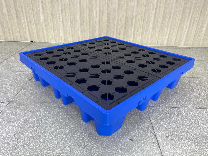 Pallet nhựa chống tràn dầu màu xanh có mặt lưới tháo rời, thuận tiện vệ sinh và bảo dưỡng