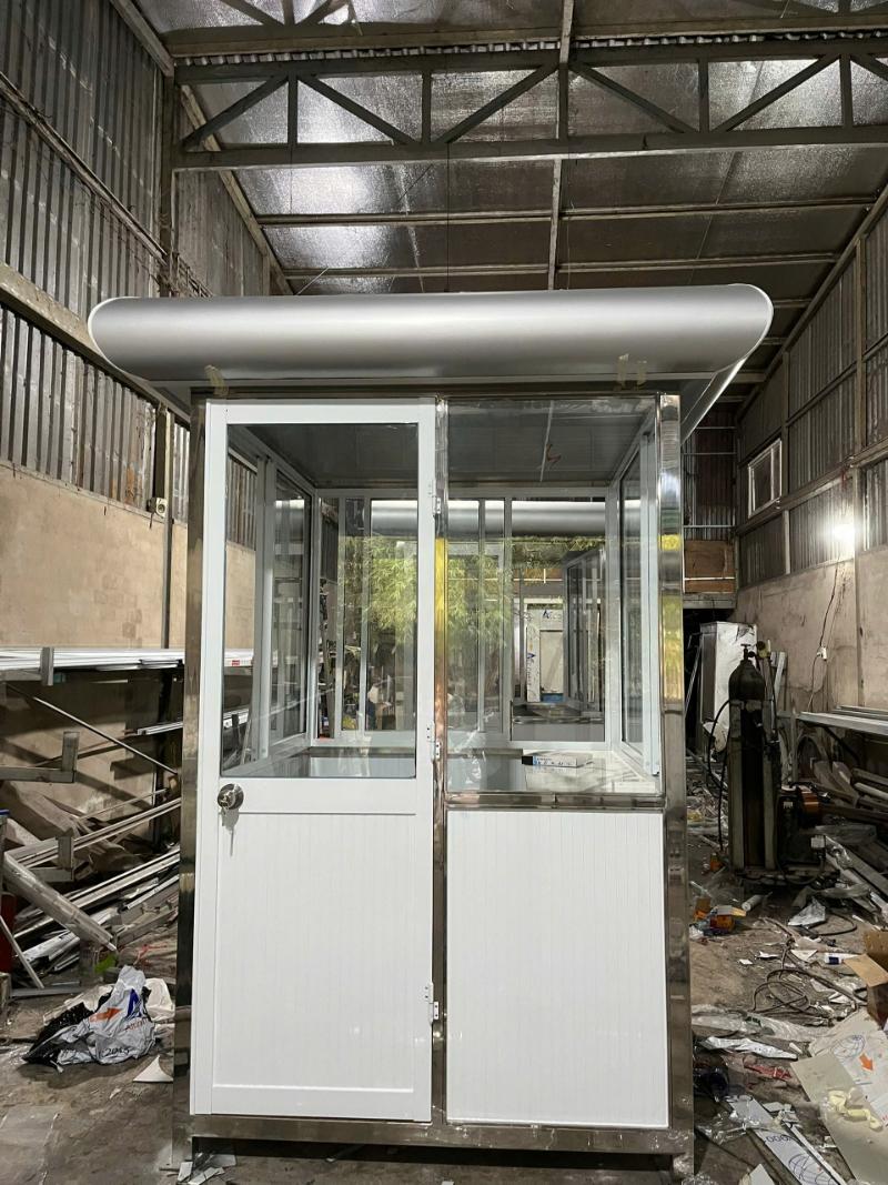 Bốt bảo vệ Nghệ An inox kính đang hoàn thiện tại xưởng, kết cấu chắc chắn và thuận tiện quan sát