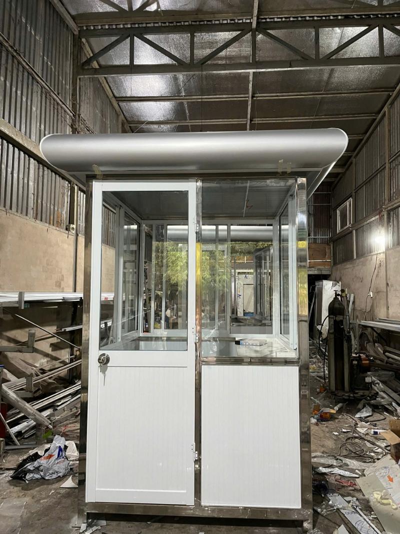 Bốt bảo vệ Đà Nẵng khung inox kết hợp kính và panel, thiết kế chắc chắn, phù hợp nhiều khu vực kiểm soát an ninh 