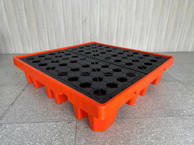 Pallet nhựa chống tràn dầu màu đỏ nổi bật, giúp nhận diện nhanh khu vực lưu chứa hóa chất
