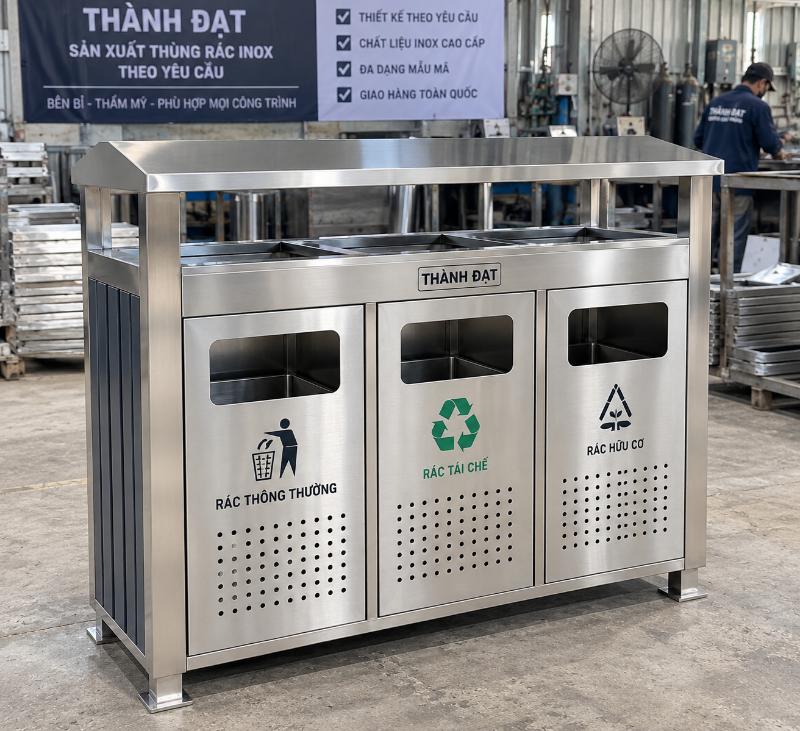 Mẫu thùng rác inox ngoài trời 3 ngăn sản xuất theo yêu cầu dự án, kích thước lớn, khung inox 304 dày, ruột chứa tôn sơn màu, đặt trong khuôn viên công viên có cây xanh xung quanh