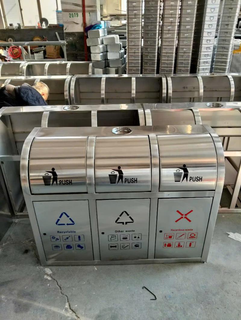 Mẫu thùng rác inox 3 ngăn phân loại rác với thiết kế nắp đẩy tiện dụng
