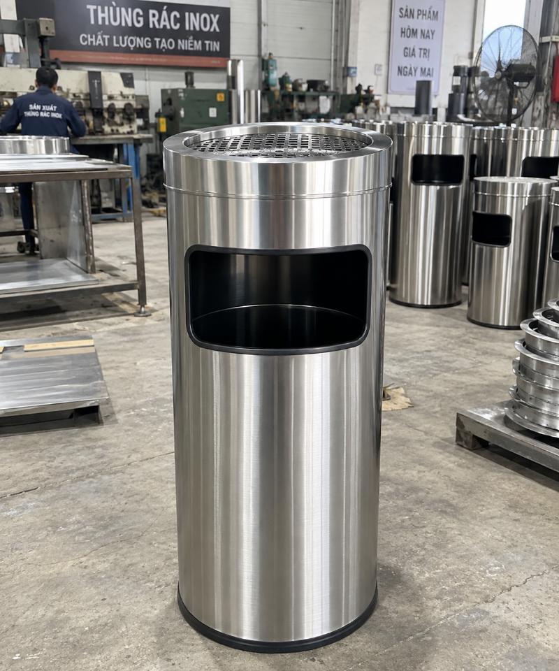Thùng rác inox gạt tàn dạng tròn bề mặt sáng đẹp, khay gạt tàn phía trên có khe dập thuốc, phần thân bóng loáng dễ vệ sinh