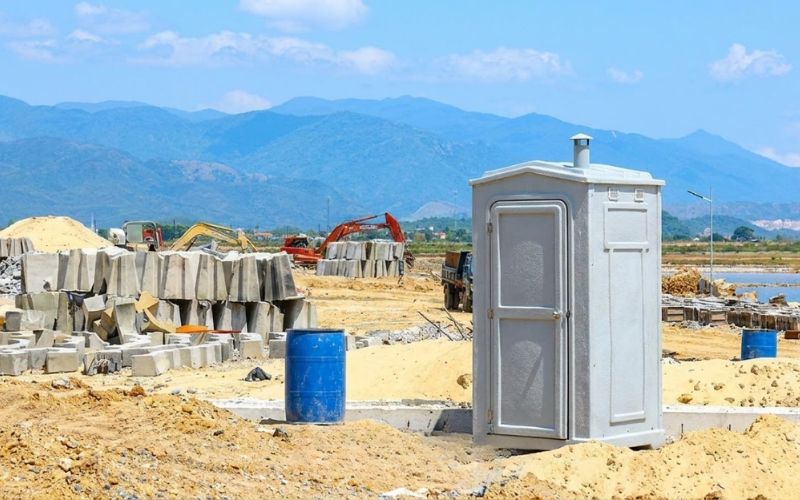 Lắp đặt nhà vệ sinh di động bằng nhựa composite FRP chống ăn mòn sương muối tại công trường ven biển Khánh Hòa