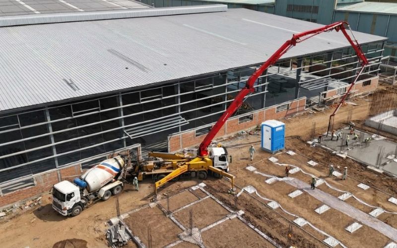 Lắp đặt nhà vệ sinh di động composite phục vụ công nhân tại công trường khu công nghiệp Suối Dầu.