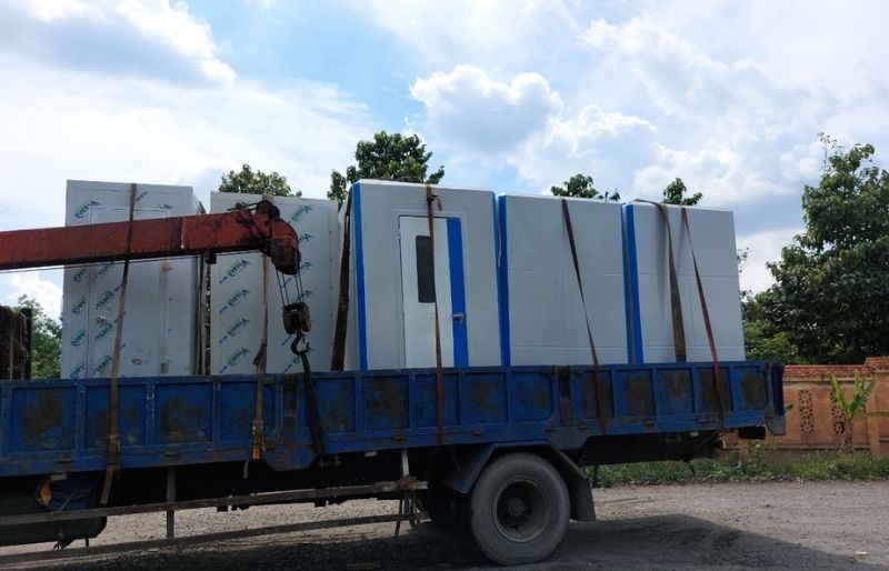 Xe vận chuyển và lắp đặt nhà vệ sinh di động tận nơi cho các dự án tại Đồng Tháp.