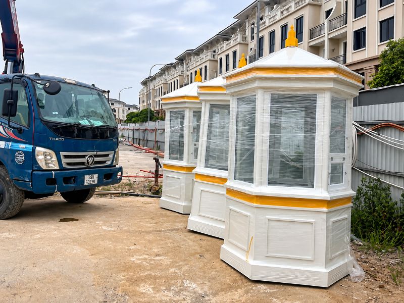 Chốt Gác Bảo Vệ Hình Lục Giác: Báo Giá Từ 20 Triệu 9 Cabin bảo vệ lục giác thiết kế 6 cạnh với hệ thống cửa kính trong suốt, giúp mở rộng tầm quan sát và kiểm soát nhiều hướng ra vào.