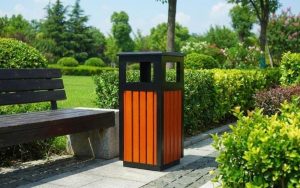 Các loại thùng rác ngoài trời phổ biến thiết kế giả gỗ đặt tại khuôn viên công viên cảnh quan xanh