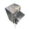 Thùng rác inox 1 ngăn 2 Thùng rác inox 1 ngăn được chế tạo từ thép không gỉ (inox 304 hoặc inox 201), có duy nhất một khoang chứa dùng chung cho mọi loại rác thải, nổi bật với độ bền cao và bề mặt sáng bóng dễ vệ sinh. Cấu tạo thùng rác inox 1 ngăn Thùng rác inox 1 ngăn gồm ba bộ phận cơ bản. Thân thùng làm từ tấm inox cán bóng hoặc xước mờ, tạo khung chịu lực chính cho sản phẩm. Nắp đậy có thể ở dạng đạp chân, nắp lật bập bênh hoặc thiết kế không nắp tùy mẫu. Lõi chứa rác bằng inox hoặc nhựa nằm bên trong, giúp người dùng tháo rời để đổ rác và vệ sinh thuận tiện. Dung tích thùng rác inox 1 ngăn phổ biến Dòng 1 ngăn phổ biến từ 5 lít đến 30 lít, phù hợp lượng rác vừa phải phát sinh hằng ngày. Ứng dụng sử dụng Thùng rác inox 1 ngăn thường xuất hiện tại văn phòng, phòng ngủ, phòng khách và phòng khách sạn những khu vực chủ yếu thải rác khô, ít mùi, không đòi hỏi phân loại tại chỗ. Chính sự đơn giản này khiến thùng rác inox 1 ngăn trở thành mẫu thông dụng nhất trong các dòng thùng rác inox trên thị trường. Đặc điểm thùng rác inox 1 ngăn Lý do quan trọng nhất nằm ở bản chất của thép không gỉ: inox 304 chứa hàm lượng crom và niken cao, tạo lớp màng oxit tự bảo vệ trên bề mặt, giúp thùng chống ăn mòn, chịu ẩm và kháng hóa chất nhẹ ngay cả khi đặt trong môi trường bếp nhiều dầu mỡ hay phòng tắm ẩm ướt. Tiếp theo, kết cấu thân thùng từ tấm inox cán nguyên khối cho phép sản phẩm chịu được lực tác động khá mạnh từ bên ngoài mà không bị biến dạng, móp méo điều mà thùng nhựa khó làm được. Cuối cùng, bề mặt inox nhẵn bóng không bám bẩn, chỉ cần lau bằng khăn mềm là sáng như mới, nhờ vậy sản phẩm giữ được vẻ ngoài thẩm mỹ suốt nhiều năm sử dụng. Giá thùng rác inox 1 ngăn bao nhiêu tiền? Giá thùng rác inox 1 ngăn hiện dao động từ 150.000đ đến 1.500.000đ, tùy thuộc chất liệu inox, dung tích, kiểu nắp và thương hiệu, trong đó phân khúc 300.000đ – 800.000đ được người dùng văn phòng và gia đình lựa chọn nhiều nhất. Mức giá thùng rác inox 1 ngăn được chia thành ba phân khúc chính để bạn dễ cân đối ngân sách: Phân khúc giá rẻ (dưới 300.000đ): Chủ yếu là các mẫu inox 201, dung tích nhỏ 5L – 12L, thiết kế không nắp hoặc nắp lật đơn giản. Phù hợp đựng giấy vụn văn phòng, rác khô phòng ngủ. Phân khúc tầm trung (300.000đ – 800.000đ): Gồm các mẫu inox 304 dung tích 12L – 20L, kiểu đạp chân hoặc nắp lật, độ hoàn thiện cao. Đây là phân khúc cân bằng tốt nhất giữa giá và độ bền cho gia đình. Phân khúc cao cấp (trên 800.000đ): Các mẫu nhập khẩu dung tích lớn 20L – 30L, inox 304 phủ nano hoặc mạ màu vàng hồng, đen xước, thiết kế 2 lớp vỏ – lõi. Thường dùng cho sảnh khách sạn, văn phòng hạng sang. Yếu tố ảnh hưởng đến giá thùng rác inox 1 ngăn Giá thùng rác inox 1 ngăn chịu ảnh hưởng bởi 5 yếu tố chính Chất liệu là yếu tố tác động mạnh nhất đến giá bán. Inox 304 có khả năng chống gỉ và chống ăn mòn vượt trội nên giá cao hơn inox 201 khoảng 30% – 50% ở cùng kích thước. Dung tích càng lớn, lượng vật liệu càng nhiều thì giá càng tăng: mẫu 30L thường đắt gấp đôi mẫu 12L cùng dòng. Kiểu nắp đạp chân có cơ cấu lò xo và bàn đạp phức tạp nên giá nhỉnh hơn loại nắp lật hay không nắp. Hàng nhập khẩu nguyên chiếc từ các thương hiệu uy tín luôn có giá cao hơn hàng sản xuất trong nước nhờ tiêu chuẩn hoàn thiện bề mặt khắt khe hơn. Tiêu chí chọn thùng rác inox 1 ngăn Cách chọn thùng rác inox 1 ngăn phù hợp cho văn phòng và gia đình dựa trên 4 tiêu chí. Sau đây là hướng dẫn chi tiết từng tiêu chí giúp bạn ra quyết định nhanh chóng: Chọn theo không gian sử dụng: Văn phòng nên dùng loại không nắp 5L – 12L nhỏ gọn đặt gầm bàn để bỏ giấy vụn tiện lợi. Khu bếp gia đình cần loại đạp chân 12L – 20L có nắp kín ngăn mùi thức ăn. Phòng khách và phòng ngủ phù hợp loại nắp lật hoặc 1 lớp thiết kế tinh tế vì rác ở đây chủ yếu là rác khô ít mùi. Sảnh khách sạn, hành lang tòa nhà nên chọn loại nắp lật 20L – 30L hoặc bán nguyệt áp tường. Chọn theo dung tích và tần suất xả rác: Nếu bạn đổ rác hằng ngày, dung tích 8L – 12L là đủ cho 1 – 2 người dùng. Gia đình 4 người trở lên hoặc khu vực đông người qua lại nên chọn 20L – 30L để không phải đổ rác nhiều lần trong ngày. Chọn theo chất liệu inox: Ưu tiên inox 304 cho khu vực ẩm ướt như bếp, phòng tắm nhờ khả năng chống gỉ vượt trội. Inox 201 phù hợp khu vực khô ráo như văn phòng, phòng ngủ để tiết kiệm chi phí. Chọn theo kiểu nắp tương thích loại rác: Rác thực phẩm gây mùi bắt buộc dùng nắp đạp chân kín. Rác khô, giấy vụn có thể dùng loại không nắp để thao tác nhanh nhất. Thành Đạt - Đơn vị phân phối thùng rác inox 1 ngăn chất lượng, uy tín Thành Đạt là đơn vị phân phối thùng rác inox 1 ngăn chất lượng, uy tín hàng đầu hiện nay nhờ 4 lợi thế: sản phẩm chính hãng đa dạng mẫu mã, giá bán cạnh tranh, chính sách bảo hành rõ ràng và dịch vụ giao hàng toàn quốc nhanh chóng. Khi mua thùng rác inox 1 ngăn tại Thành Đạt, bạn nhận được những giá trị sau: Sản phẩm chính hãng, đa dạng mẫu mã: Thành Đạt cung cấp đầy đủ các dòng thùng rác inox 1 ngăn từ đạp chân, nắp lật đến loại 1 lớp văn phòng, chất liệu inox 304 và inox 201, dung tích 5L – 30L, đáp ứng trọn nhu cầu của văn phòng lẫn gia đình. Giá bán cạnh tranh nhất thị trường: Nhờ phân phối trực tiếp không qua trung gian, Thành Đạt mang đến mức giá tốt cùng nhiều chương trình ưu đãi cho khách mua số lượng lớn như tòa nhà, khách sạn, nhà hàng. Chính sách bảo hành rõ ràng: Mọi sản phẩm đều được kiểm tra chất lượng trước khi giao và áp dụng chế độ bảo hành, đổi trả minh bạch, giúp bạn hoàn toàn yên tâm khi sử dụng. Giao hàng toàn quốc nhanh chóng: Đội ngũ tư vấn của Thành Đạt hỗ trợ đo đạc, chọn kích thước phù hợp vị trí đặt và giao hàng tận nơi trên toàn quốc. Thông tin liên hệ CÔNG TY CỔ PHẦN CNC THÀNH ĐẠT Địa chỉ: Số 43, Phố Thạch Lỗi, Xã Thanh Xuân, Huyện Sóc Sơn, Thành Phố Hà Nội Điện thoại: 024.35997296 | Hotline: 0988 334 688 Email: jscthanhdat@gmail.com Cấu tạo thùng rác inox 1 ngăn