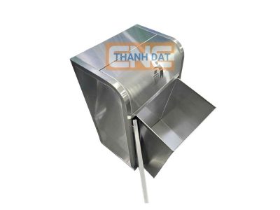 Thùng rác inox 1 ngăn được chế tạo từ thép không gỉ (inox 304 hoặc inox 201), có duy nhất một khoang chứa dùng chung cho mọi loại rác thải, nổi bật với độ bền cao và bề mặt sáng bóng dễ vệ sinh. Cấu tạo thùng rác inox 1 ngăn Thùng rác inox 1 ngăn gồm ba bộ phận cơ bản. Thân thùng làm từ tấm inox cán bóng hoặc xước mờ, tạo khung chịu lực chính cho sản phẩm. Nắp đậy có thể ở dạng đạp chân, nắp lật bập bênh hoặc thiết kế không nắp tùy mẫu. Lõi chứa rác bằng inox hoặc nhựa nằm bên trong, giúp người dùng tháo rời để đổ rác và vệ sinh thuận tiện. Dung tích thùng rác inox 1 ngăn phổ biến Dòng 1 ngăn phổ biến từ 5 lít đến 30 lít, phù hợp lượng rác vừa phải phát sinh hằng ngày. Ứng dụng sử dụng Thùng rác inox 1 ngăn thường xuất hiện tại văn phòng, phòng ngủ, phòng khách và phòng khách sạn những khu vực chủ yếu thải rác khô, ít mùi, không đòi hỏi phân loại tại chỗ. Chính sự đơn giản này khiến thùng rác inox 1 ngăn trở thành mẫu thông dụng nhất trong các dòng thùng rác inox trên thị trường. Đặc điểm thùng rác inox 1 ngăn Lý do quan trọng nhất nằm ở bản chất của thép không gỉ: inox 304 chứa hàm lượng crom và niken cao, tạo lớp màng oxit tự bảo vệ trên bề mặt, giúp thùng chống ăn mòn, chịu ẩm và kháng hóa chất nhẹ ngay cả khi đặt trong môi trường bếp nhiều dầu mỡ hay phòng tắm ẩm ướt. Tiếp theo, kết cấu thân thùng từ tấm inox cán nguyên khối cho phép sản phẩm chịu được lực tác động khá mạnh từ bên ngoài mà không bị biến dạng, móp méo điều mà thùng nhựa khó làm được. Cuối cùng, bề mặt inox nhẵn bóng không bám bẩn, chỉ cần lau bằng khăn mềm là sáng như mới, nhờ vậy sản phẩm giữ được vẻ ngoài thẩm mỹ suốt nhiều năm sử dụng. Giá thùng rác inox 1 ngăn bao nhiêu tiền? Giá thùng rác inox 1 ngăn hiện dao động từ 150.000đ đến 1.500.000đ, tùy thuộc chất liệu inox, dung tích, kiểu nắp và thương hiệu, trong đó phân khúc 300.000đ – 800.000đ được người dùng văn phòng và gia đình lựa chọn nhiều nhất. Mức giá thùng rác inox 1 ngăn được chia thành ba phân khúc chính để bạn dễ cân đối ngân sách: Phân khúc giá rẻ (dưới 300.000đ): Chủ yếu là các mẫu inox 201, dung tích nhỏ 5L – 12L, thiết kế không nắp hoặc nắp lật đơn giản. Phù hợp đựng giấy vụn văn phòng, rác khô phòng ngủ. Phân khúc tầm trung (300.000đ – 800.000đ): Gồm các mẫu inox 304 dung tích 12L – 20L, kiểu đạp chân hoặc nắp lật, độ hoàn thiện cao. Đây là phân khúc cân bằng tốt nhất giữa giá và độ bền cho gia đình. Phân khúc cao cấp (trên 800.000đ): Các mẫu nhập khẩu dung tích lớn 20L – 30L, inox 304 phủ nano hoặc mạ màu vàng hồng, đen xước, thiết kế 2 lớp vỏ – lõi. Thường dùng cho sảnh khách sạn, văn phòng hạng sang. Yếu tố ảnh hưởng đến giá thùng rác inox 1 ngăn Giá thùng rác inox 1 ngăn chịu ảnh hưởng bởi 5 yếu tố chính Chất liệu là yếu tố tác động mạnh nhất đến giá bán. Inox 304 có khả năng chống gỉ và chống ăn mòn vượt trội nên giá cao hơn inox 201 khoảng 30% – 50% ở cùng kích thước. Dung tích càng lớn, lượng vật liệu càng nhiều thì giá càng tăng: mẫu 30L thường đắt gấp đôi mẫu 12L cùng dòng. Kiểu nắp đạp chân có cơ cấu lò xo và bàn đạp phức tạp nên giá nhỉnh hơn loại nắp lật hay không nắp. Hàng nhập khẩu nguyên chiếc từ các thương hiệu uy tín luôn có giá cao hơn hàng sản xuất trong nước nhờ tiêu chuẩn hoàn thiện bề mặt khắt khe hơn. Tiêu chí chọn thùng rác inox 1 ngăn Cách chọn thùng rác inox 1 ngăn phù hợp cho văn phòng và gia đình dựa trên 4 tiêu chí. Sau đây là hướng dẫn chi tiết từng tiêu chí giúp bạn ra quyết định nhanh chóng: Chọn theo không gian sử dụng: Văn phòng nên dùng loại không nắp 5L – 12L nhỏ gọn đặt gầm bàn để bỏ giấy vụn tiện lợi. Khu bếp gia đình cần loại đạp chân 12L – 20L có nắp kín ngăn mùi thức ăn. Phòng khách và phòng ngủ phù hợp loại nắp lật hoặc 1 lớp thiết kế tinh tế vì rác ở đây chủ yếu là rác khô ít mùi. Sảnh khách sạn, hành lang tòa nhà nên chọn loại nắp lật 20L – 30L hoặc bán nguyệt áp tường. Chọn theo dung tích và tần suất xả rác: Nếu bạn đổ rác hằng ngày, dung tích 8L – 12L là đủ cho 1 – 2 người dùng. Gia đình 4 người trở lên hoặc khu vực đông người qua lại nên chọn 20L – 30L để không phải đổ rác nhiều lần trong ngày. Chọn theo chất liệu inox: Ưu tiên inox 304 cho khu vực ẩm ướt như bếp, phòng tắm nhờ khả năng chống gỉ vượt trội. Inox 201 phù hợp khu vực khô ráo như văn phòng, phòng ngủ để tiết kiệm chi phí. Chọn theo kiểu nắp tương thích loại rác: Rác thực phẩm gây mùi bắt buộc dùng nắp đạp chân kín. Rác khô, giấy vụn có thể dùng loại không nắp để thao tác nhanh nhất. Thành Đạt - Đơn vị phân phối thùng rác inox 1 ngăn chất lượng, uy tín Thành Đạt là đơn vị phân phối thùng rác inox 1 ngăn chất lượng, uy tín hàng đầu hiện nay nhờ 4 lợi thế: sản phẩm chính hãng đa dạng mẫu mã, giá bán cạnh tranh, chính sách bảo hành rõ ràng và dịch vụ giao hàng toàn quốc nhanh chóng. Khi mua thùng rác inox 1 ngăn tại Thành Đạt, bạn nhận được những giá trị sau: Sản phẩm chính hãng, đa dạng mẫu mã: Thành Đạt cung cấp đầy đủ các dòng thùng rác inox 1 ngăn từ đạp chân, nắp lật đến loại 1 lớp văn phòng, chất liệu inox 304 và inox 201, dung tích 5L – 30L, đáp ứng trọn nhu cầu của văn phòng lẫn gia đình. Giá bán cạnh tranh nhất thị trường: Nhờ phân phối trực tiếp không qua trung gian, Thành Đạt mang đến mức giá tốt cùng nhiều chương trình ưu đãi cho khách mua số lượng lớn như tòa nhà, khách sạn, nhà hàng. Chính sách bảo hành rõ ràng: Mọi sản phẩm đều được kiểm tra chất lượng trước khi giao và áp dụng chế độ bảo hành, đổi trả minh bạch, giúp bạn hoàn toàn yên tâm khi sử dụng. Giao hàng toàn quốc nhanh chóng: Đội ngũ tư vấn của Thành Đạt hỗ trợ đo đạc, chọn kích thước phù hợp vị trí đặt và giao hàng tận nơi trên toàn quốc. Thông tin liên hệ CÔNG TY CỔ PHẦN CNC THÀNH ĐẠT Địa chỉ: Số 43, Phố Thạch Lỗi, Xã Thanh Xuân, Huyện Sóc Sơn, Thành Phố Hà Nội Điện thoại: 024.35997296 | Hotline: 0988 334 688 Email: jscthanhdat@gmail.com Cấu tạo thùng rác inox 1 ngăn