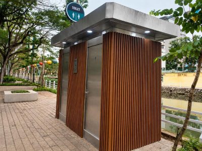 Thi công cẩu hạ và lắp đặt cabin nhà vệ sinh inox 2 buồng tại công trình.