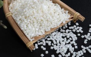 Chất liệu ABS là loại nhựa kỹ thuật có độ cứng cao, bền chắc nhưng không giòn, khả năng cách điện, chống thấm nước và chịu nhiệt, hóa chất tốt