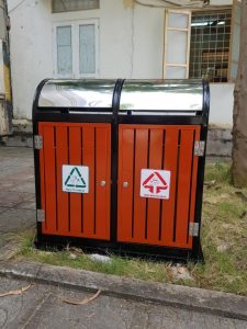 Thùng rác ngoài trời trợ phân loại rác tái chế và rác không tái chế