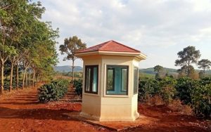 Hình ảnh thực tế một bốt bảo vệ tại Gia Lai chống chọi với cái nắng gắt và bụi đất đỏ bazan