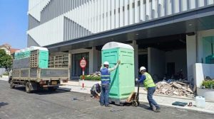 Lắp đặt nhà vệ sinh di động Quảng Ninh màu xanh tại công trường xây dựng bởi CNC Thành Đạt.
