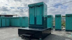 Thiết kế bồn chứa nước và hầm phân hủy âm của nhà vệ sinh lưu động giúp dễ dàng kết nối xe hút chất thải tại địa phương