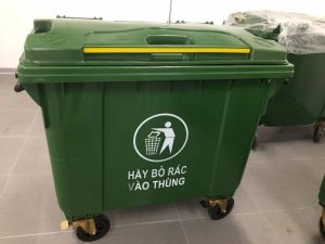 Thùng rác nhựa dung tích lớn cho thấy chất liệu sản xuất thùng rác phù hợp với khu công cộng 