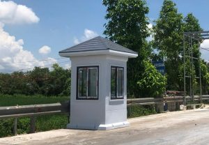 Mẫu Bốt bảo vệ Hải Phòng mái chóp màu xám có thiết kế thanh lịch, phù hợp lắp đặt tại tuyến đường và khu vực kiểm soát an ninh 