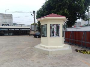 Bốt bảo vệ công trường composite mái đỏ có thiết kế kiên cố, phù hợp khu vực cổng chính và điểm trực an ninh 