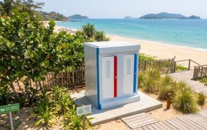 Lắp đặt nhà vệ sinh di động composite hầm phân khép kín bảo vệ môi trường tại khu du lịch sinh thái.