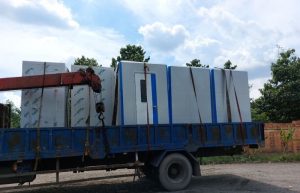 Xe vận chuyển và lắp đặt nhà vệ sinh di động tận nơi cho các dự án tại Đồng Tháp.